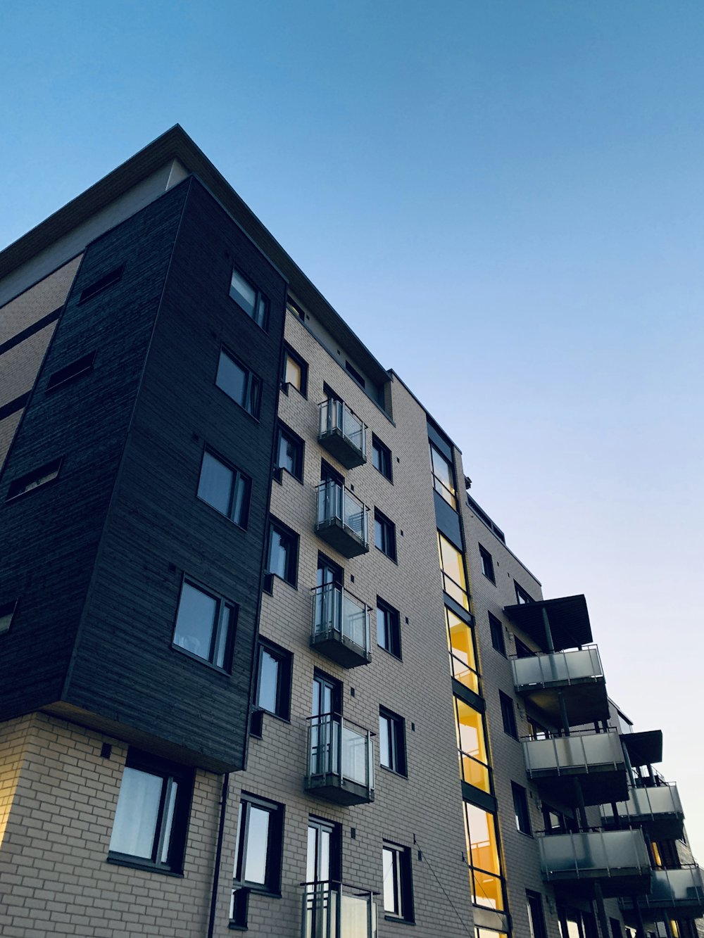 Mehrfamilienhaus mit Balkonen im Abendlicht