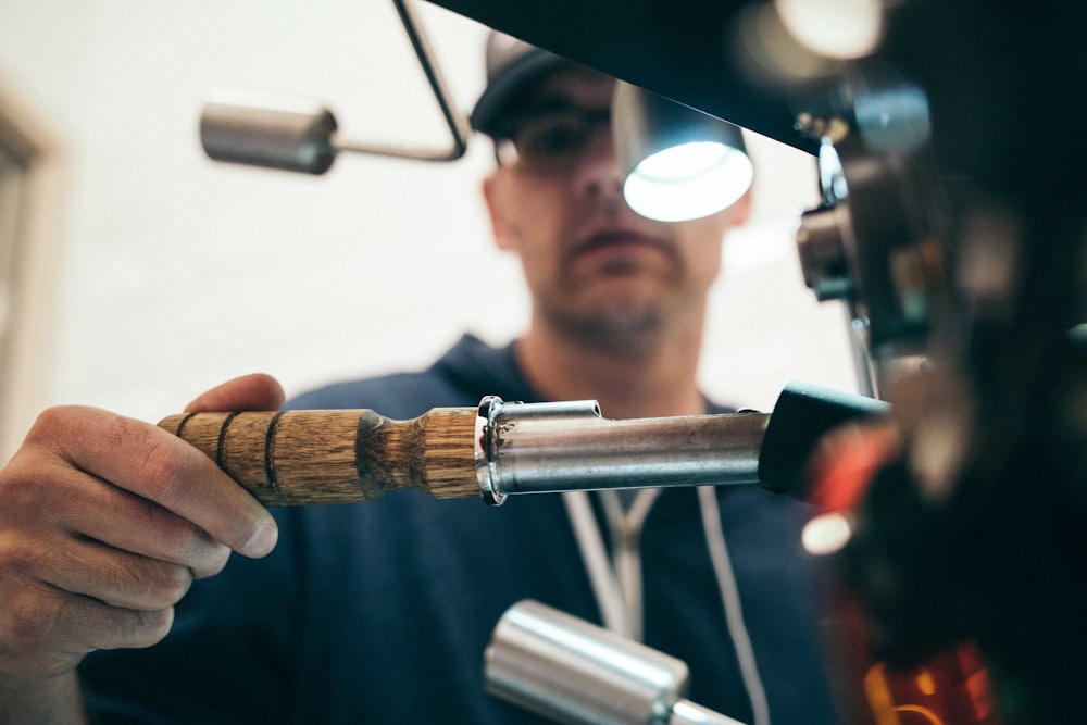 Moderne Heizzentrale mit Rohrleitungen und Pumpen in einem Technikraum