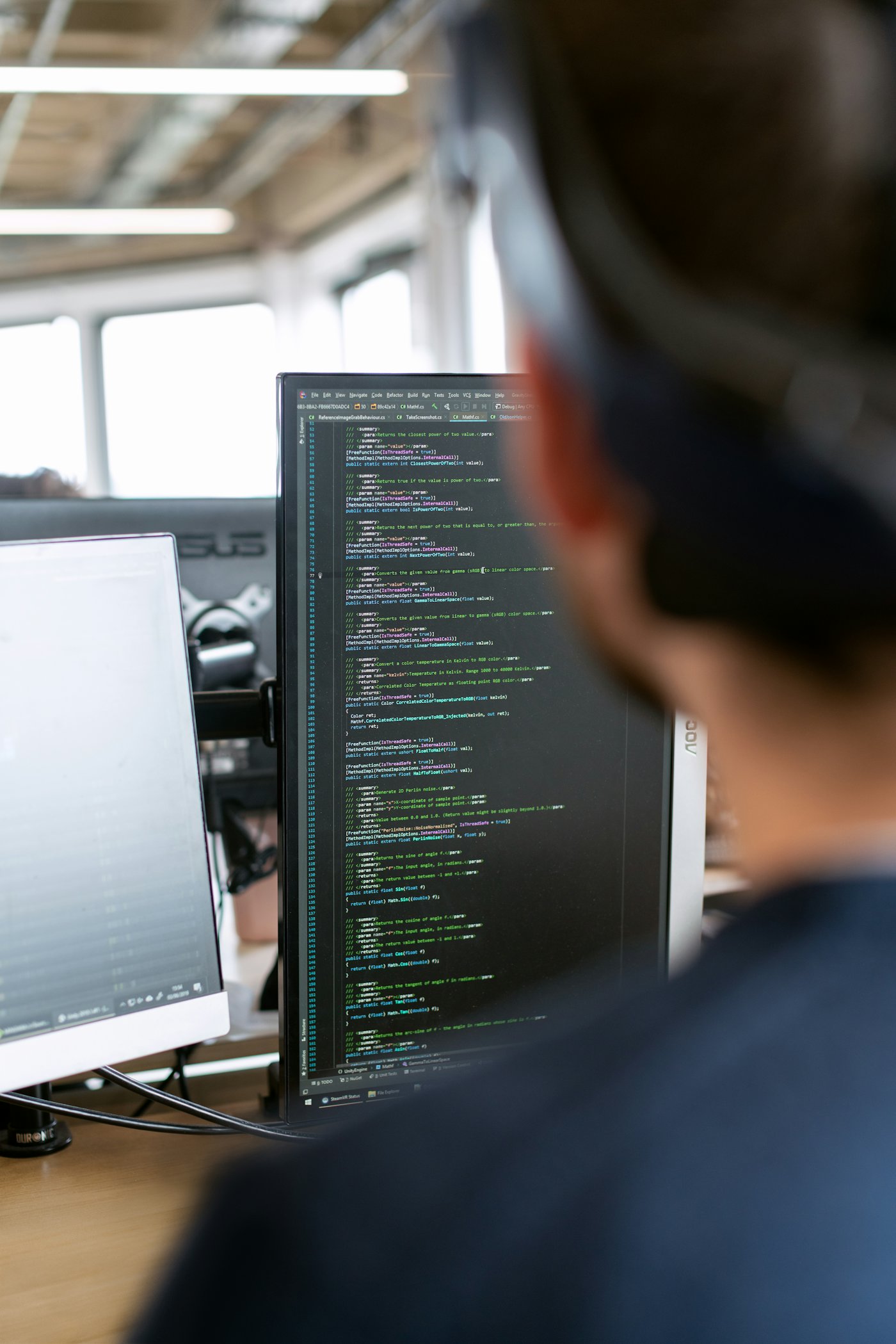 Techniker prüft die Steuerung einer Heizungsanlage im Technikraum eines Wohngebäudes